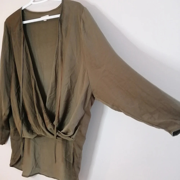 Urban Outfitters Silence and Noise Satin Two Tone Green Plunging Draped Blouse M - Picture 8 of 16